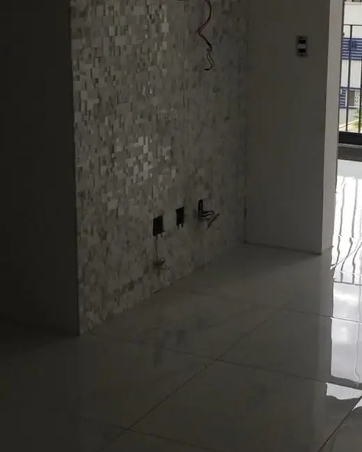 Sala com porcelanato polido no piso e pastilha na parede