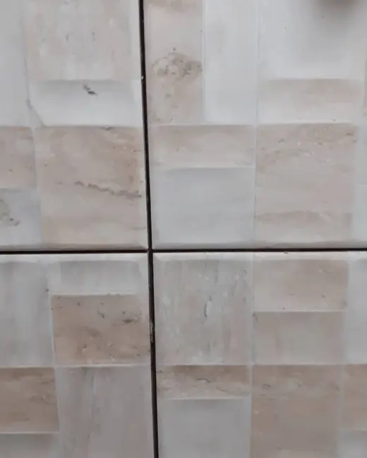 Detalhe de revestimento de parede em relevo, com as juntas alinhadas
